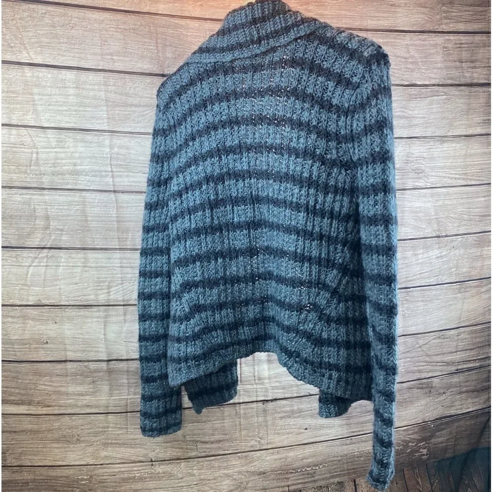 Ladies size medium sweater by Lou and Grey